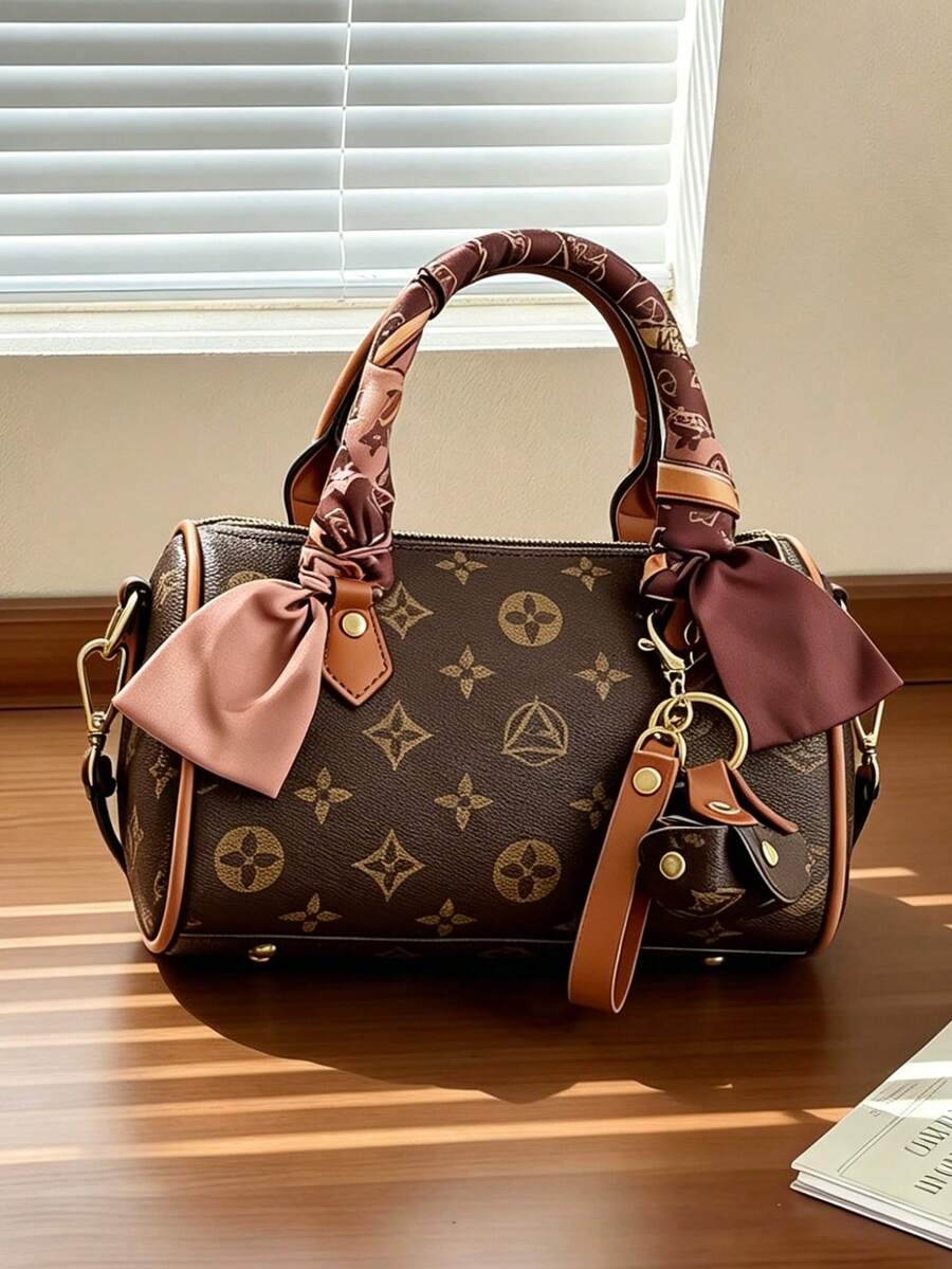 Este bolso sencillo y de moda está hecho de material de PU con un patrón delicado. Cuenta con asas dobles, un colgante y una decoración de bufanda, combinando moda y elegancia. Este bolso es adecuado para mujeres, estudiantes universitarias, personas que van al trabajo y diversas ocasiones, y también es un excelente regalo para familiares y amigos. El color de la bufanda es aleatorio. - Marrón - Ver 1