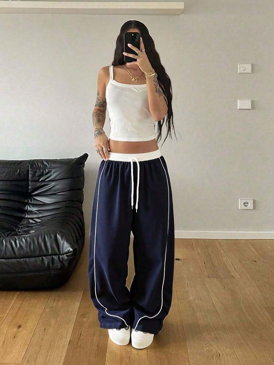 Pantalón Jogger Deportivo Azul Marino, Cintura Contraste Blanco Con Cordón, Diseño De Rayas Blancas Laterales, Contorno Favorecido De Caderas, Corte Amplio Holgado De Pierna Ancha, Tejido Suave Algodón, Estilo Urbano Streetwear Casual Juvenil - Azul marino - Ver 1