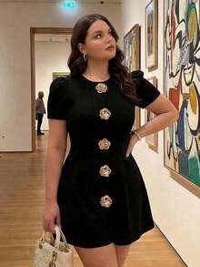 MOD Vestidos talla grande. Vestido negro mini talla grande de manga corta con botones dorados con rosas. Silueta clásica, cintura ajustada, diseño elegante. Acabado suave, cuello redondo, aspecto estructurado. Delicados acentos florales, estilo refinado, tela suave al tacto. Líneas sencillas, negro atemporal, sutil brillo, color versátil, corte suave. - Negro - Ver 9