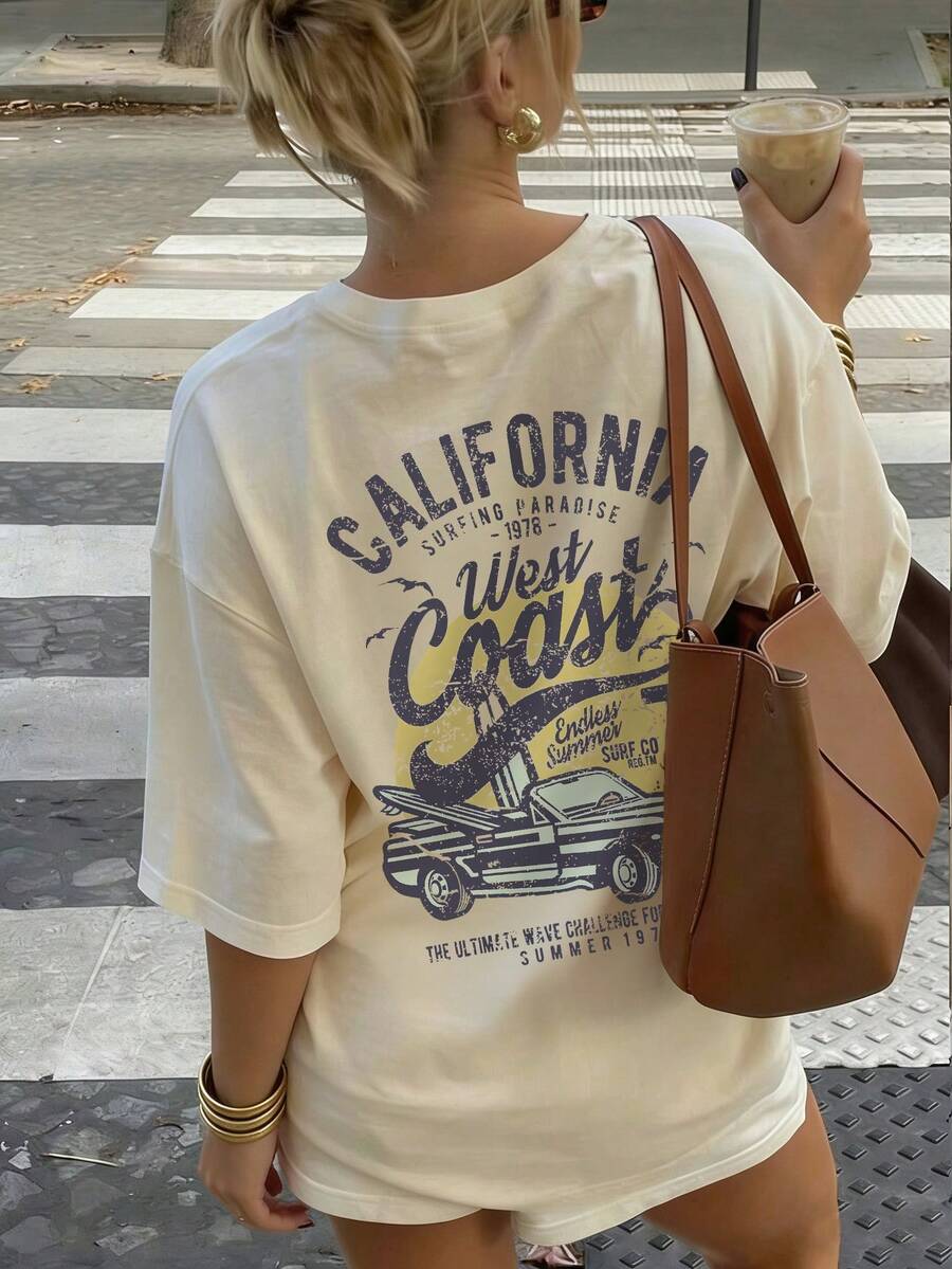 女款奶油色寬鬆「加州西海岸」汽車衝浪印花圓領短袖T恤，休閒寬鬆版型，適合夏季，復古美學，衝浪風格，海灘日，沿海小鎮，度假季節，假期
