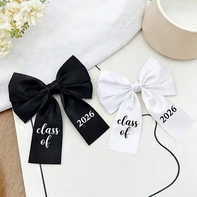1 chiếc kẹp tóc hình nơ dành cho mùa tốt nghiệp - Có thiết kế nơ cổ điển, có màu đen và trắng, khắc dòng chữ "Class Of 2026" (Lớp tốt nghiệp năm 2026). Phụ kiện tóc kiểu mạng che mặt này là đạo cụ chụp ảnh lý tưởng, hoàn hảo cho các bữa tiệc tốt nghiệp, lễ hội chào mừng và các sự kiện theo chủ đề.