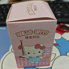 SANRIO 1个三丽鸥Hello Kitty盲盒 - 内含8个随机款式的PVC人偶，附带收藏展示架，可爱卡通卧室装饰，节日生日毕业礼物，派对礼物（无需用电），返校礼物，玩具，盲盒摆件，人偶玩具 - 彩色 - 查看 8