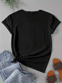 Camiseta de Talla Grande para Mujer "Reina de Cumpleaños" - Estampado de Tacones Altos Brillantes Rojos y Copa de Vino con Coronas y Lazos, Cuello Redondo Elástico, Top Casual para Fiesta de Solteras, Atuendo de Reina Abeja, Camiseta Lavable a Máquina para Celebración de Cumpleaños - Negro - Ver 2