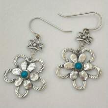 Un ensemble de boucles d'oreilles pendantes avec fleur de turquoise synthétique de luxe et ornées de strass. Un accessoire créatif pour femmes, parfait pour le port quotidien décontracté et diverses occasions. C'est un cadeau surprise pour les dames. - Bleu azur - Voir 1
