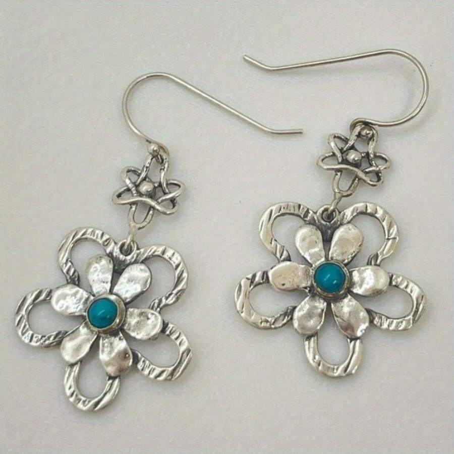 Un ensemble de boucles d'oreilles pendantes avec fleur de turquoise synthétique de luxe et ornées de strass. Un accessoire créatif pour femmes, parfait pour le port quotidien décontracté et diverses occasions. C'est un cadeau surprise pour les dames. - Bleu azur - Voir 1