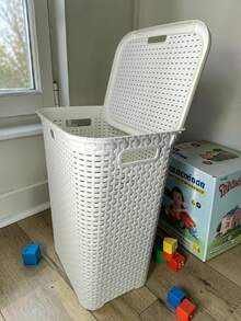 cesto para ropa o juguetes en color blanco diseño rattan - Ver 1