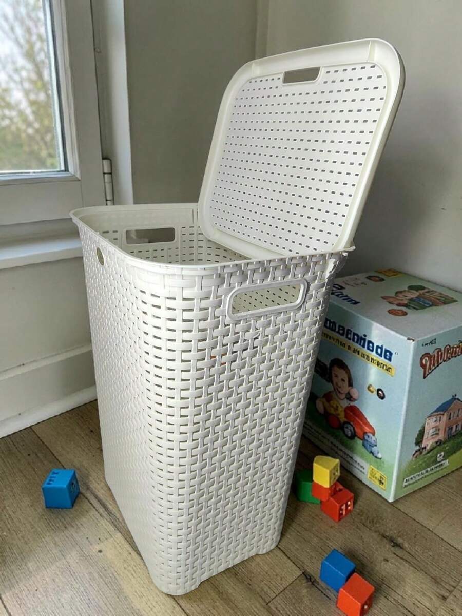 cesto para ropa o juguetes en color blanco diseño rattan - Ver 1