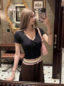 黑色V領波點蕾絲蝴蝶結碎花短袖T恤，修身短版極簡性感甜美上衣，適合夏季度假與秋季 - 黑色 - 查看 3