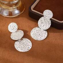 1 paire de boucles d'oreilles élégantes rondes avec disque martelé, rayures brossées en métal minimaliste. Cadeau classique, généreux et dynamique à la mode pour les femmes - Boucles d'oreilles martelées - Voir 9