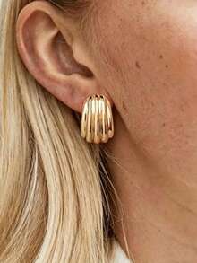 一对简约而别致的粗犷质感金色耳钉，适合女性日常佩戴。 - 金色 - 查看 3
