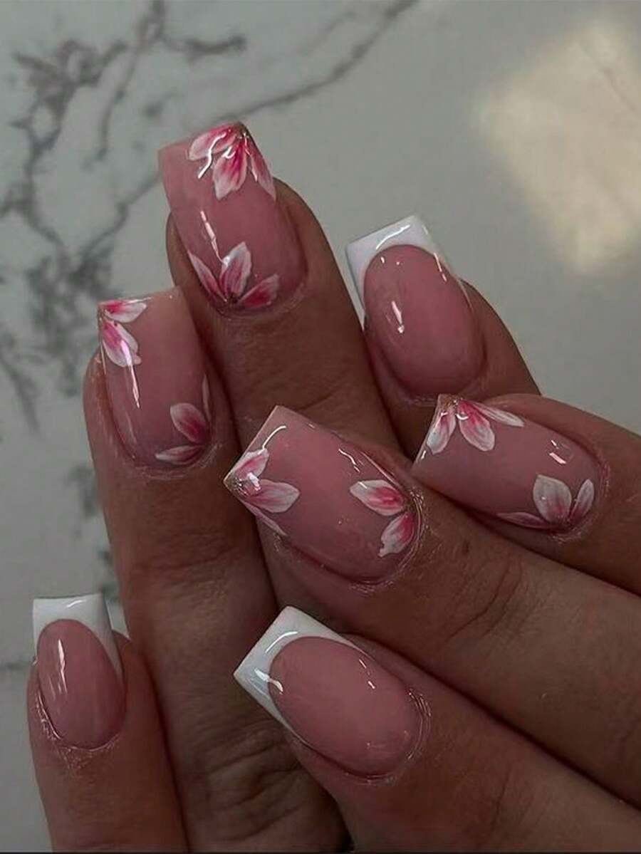Bộ 24 móng tay giả ngắn vuông kiểu Pháp màu hồng họa tiết hoa. Bộ sản phẩm bao gồm 1 miếng gel dán và 1 dũa móng, phù hợp cho phụ nữ và bé gái sử dụng hàng ngày. Móng có độ dài trung bình, kiểu dáng tối giản và độ bám dính tuyệt vời, có thể tái sử dụng. - Nhiều màu - Xem 1