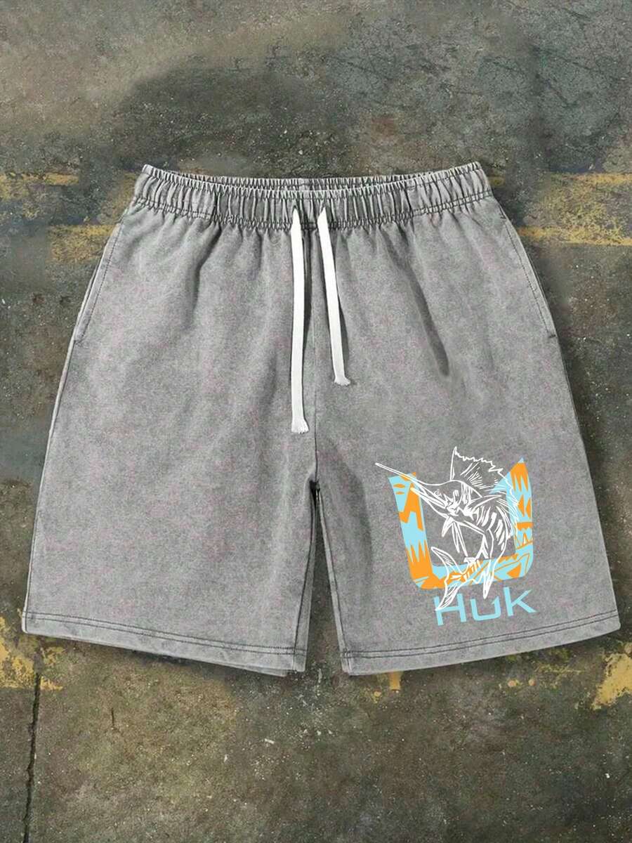230g Washed Shorts Featuring A Fishing Scene Illustration On The Side: Bass Leaping Out Of The Water, A Small Boat, And Waves. Above Is The Slogan "ON AND OFF THE WATER," And Below Is White HUK Lettering, Recreating A Realistic Fishing Scene. These Men's Retro Washed Casual Street Style Shorts Evoke American Fishing Culture In A Workwear Style, Comfortable And Breathable, Suitable For Everyday Wear. Features Include An Adjustable Drawstring Waist, Elastic Waistband, And Pockets. - 灰色 - 查看 1