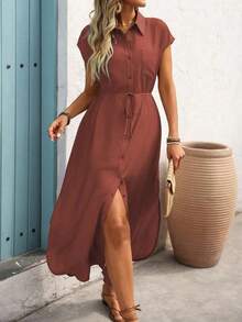 Vestido estilo camisa para mujer, de color morado oscuro, con cuello solapa y mangas cortas tipo hombros al descubierto.Diseño con botones frontales, bolsillo en el pecho y cintura ajustable con cordón.Falda larga con abertura frontal, cómoda y versátil.Ideal para uso diario, trabajo y salidas casuales. - Color caoba - Ver 4
