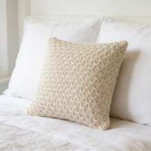 Honeycomb Ivory Throw Pillow, 18" X 18" (1 Count) - 1 - 查看 10