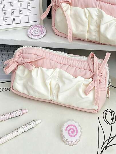 1个奶油色少女风铅笔盒，柔软云朵造型，双蝴蝶结装饰，可爱卡通图案，大容量多层收纳，适合初高中女生、大学生以及喜欢奶油色少女风文具且收纳需求量大的人士。