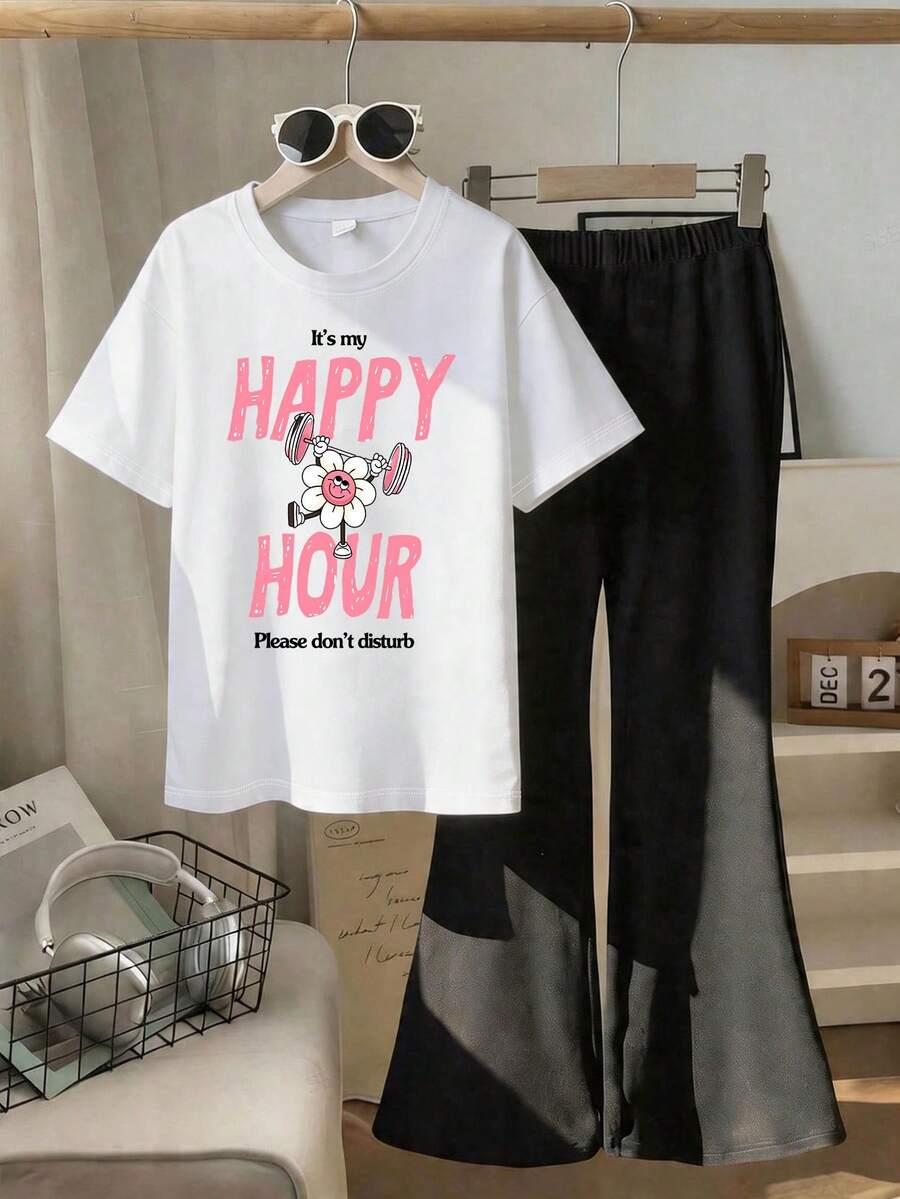 Desain busana kasual festival musik ini diperuntukkan bagi remaja putri, menampilkan pola huruf dan motif bunga yang kreatif. Terdiri dari kaos lengan pendek berkerah bulat dan celana lebar, sangat cocok untuk dikenakan di musim panas. - Putih - View 1