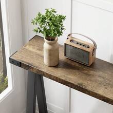 Mesa consola de dos niveles estilo rústico – Mesa auxiliar delgada y estrecha para entrada o junto al sofá – Estructura de metal resistente, estante de almacenamiento, patas en forma de V – Para sala de estar, pasillo, recibidor, dormitorio – Color vintage - 25 años de color retro - Ver 1