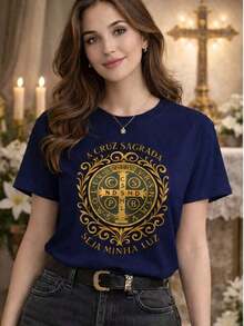 Camiseta feminina de algodão, manga curta e gola redonda com estampa gráfica 'A Cruz Sagrada Seja Minha Luz', modelagem regular. - Azul Marinho - Visão 2