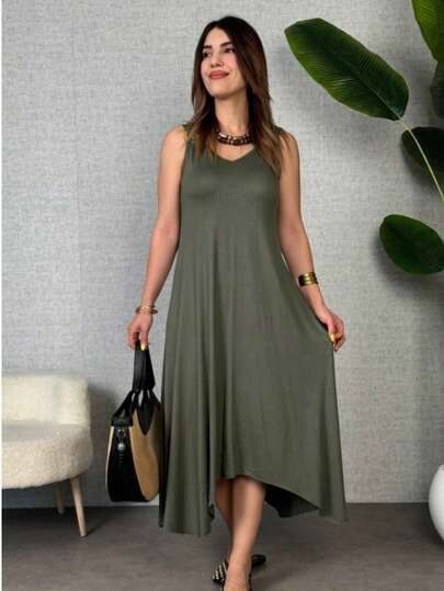 Robe maxi en viscose avec détails asymétriques, col en V et bretelles, avec anneau détaillé, 31368