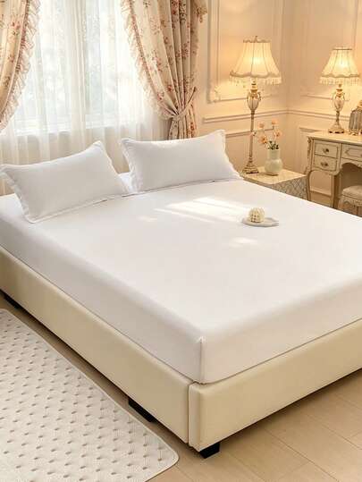 Bộ ga trải giường màu trắng trơn gồm 1 ga trải giường và 2 vỏ gối, nhẹ và mềm mại, phù hợp cho phòng ngủ, nhiều kích cỡ khác nhau.