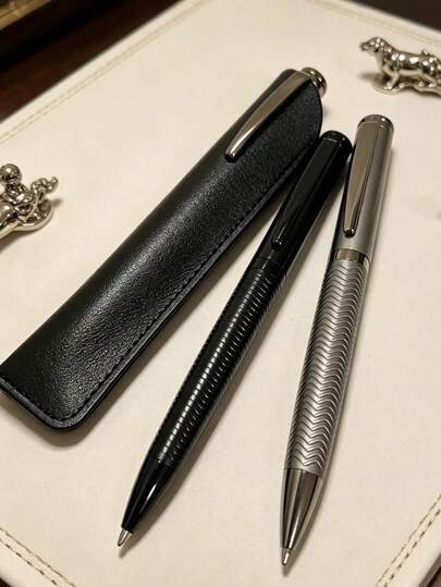 两支装豪华商务金属笔套装（1支笔+1个笔盒），黑色和灰色可选，配备1.0mm笔芯，书写流畅，适用于商务、会议、考试和日常使用。笔盒采用PU皮革材质，是企业礼品、商务馈赠或节日纪念品的理想之选。