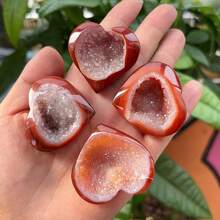 Una pietra di cristallo naturale, un cluster di cristallo di agata rossa a forma di cuore di alta qualità, caratterizzato da motivi naturali cavi, perfetto per la decorazione della casa in stile bohémien - Rosso - Visualizzare 7
