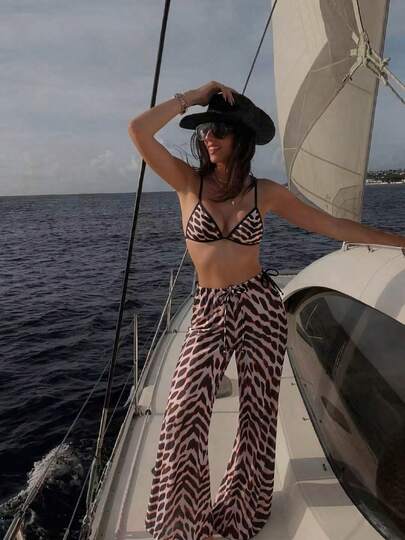 Bộ bikini mùa hè gợi cảm in họa tiết dành cho nữ, gồm áo khoác ngoài và quần ống loe.