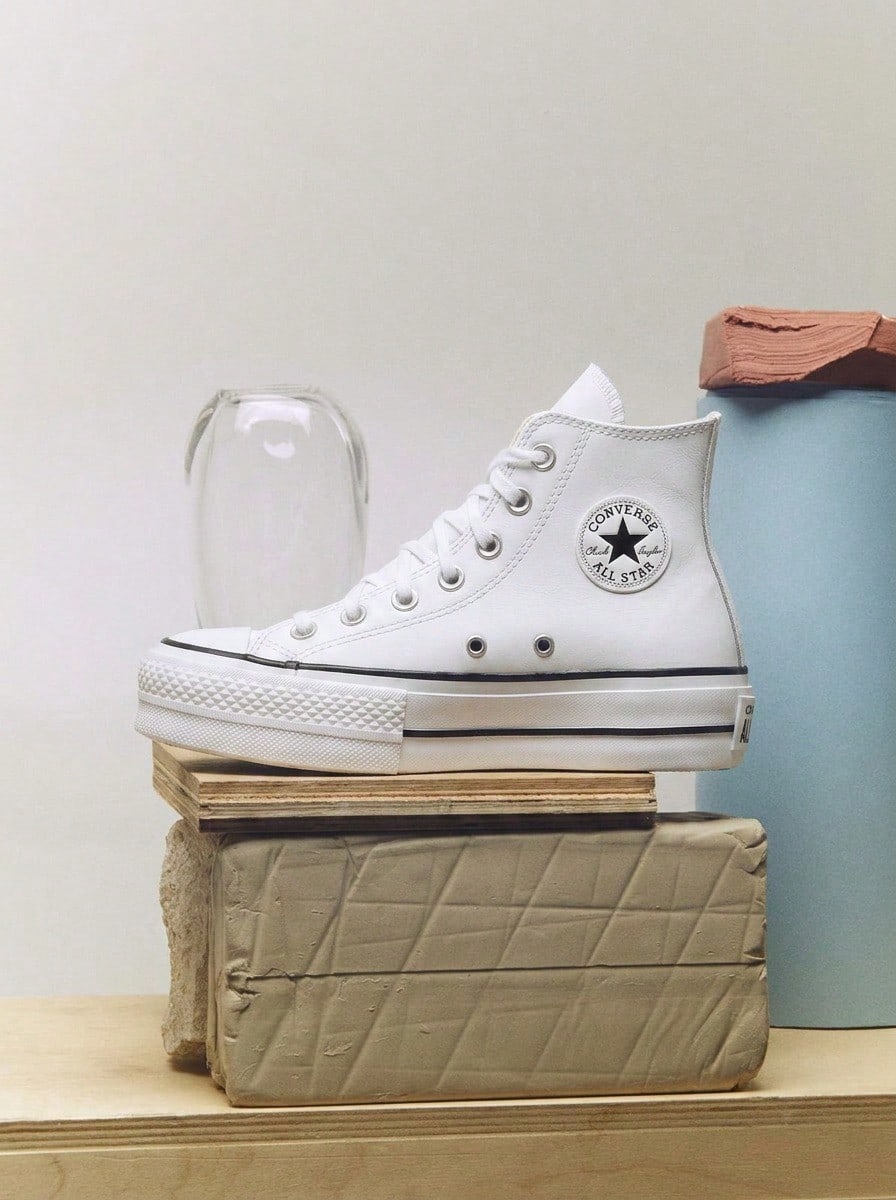 Converse Chuck Taylor All Star Lift HI 男女通用运动鞋，仿皮材质，高帮设计，中等宽度，都市休闲运动风，Fashiudaily 白色，尺码 US1-14，货号 561676C - 白色 - 查看 1