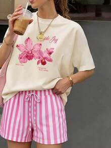 Conjunto casual de verano para mujer talla grande, con top de cuello redondo con estampado de orquídeas rosas y shorts a juego con rayas rosas, perfecto para vacaciones y elegancia veraniega - Multicolor - Ver 3
