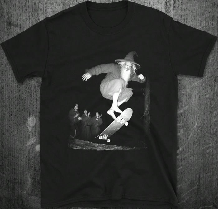 Men's Casual Graphic Print T-Shirt - 1993 Retro Wizard And Pipe Design - Vintage Photography Style - 100% Heavyweight Fabric, Loose Fit Crew Neck - Suitable For Everyday Casual Wear, Street Style, And Party Wear - Machine Washable, Suitable For All Seasons, Comfortable Clothing, Fun Graphic Tee, A Great Gift For Your Boyfriend. Men's Clothing Tops, Unisex Street Style Tee Shirts, Men's Vacation Wear, Men's Shirts. - 黑色4 - 查看 1