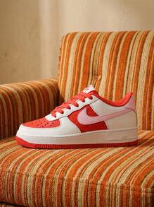 Nike Giày thể thao Air Force 1 phiên bản ngày lễ tình nhân dành cho nữ, thường ngày, dùng để tập gym, mặc hàng ngày, quà tặng hẹn hò, chất liệu da êm ái, họa tiết trái tim, đế giữa bằng mút xốp, cổ thấp, cổ giày có đệm, độ bám bền bỉ, dễ phối đồ, thời trang đường phố, phiên bản giới hạn, màu trắng nhạt, đỏ thẫm, đỏ rực, hồng, mút xốp, HV5165-121 - Bọt Peak White/Pink - Đỏ nhạt và đỏ đậm - Xem 1