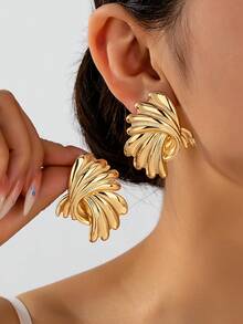 1 Đôi bông tai thiết kế hình lá hình học tối giản, phù hợp cho nữ giới đeo hàng ngày. - bông tai lá - Xem 5