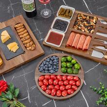 Juego de 19 piezas de bandeja de charcutería y tabla de quesos de madera de acacia – Cuchillos magnéticos, cuencos, cubiertos de acero inoxidable, bandeja de servir de mármol, gran tabla de quesos grabada – Ideal para reuniones, regalo, boda - Ver 3
