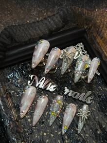 10片手工全覆蓋尖形假指甲，淺粉色，3D蝴蝶、星星、蝴蝶結與彩色水鑽裝飾，可拆卸，Y2K閃亮仙女風假指甲，適合派對與日常配戴，附果凍膠與指甲銼條 - 淺粉色 - 查看 3