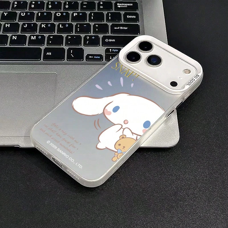 Ốp lưng điện thoại hình chú chó tai to ôm gấu nhỏ dễ thương của Sanrio dành cho iPhone 17, 17 Pro Max, 17 Air, 15, 16 Plus, 15 Pro, 16 Pro Max, 14 Plus, 14 Pro, 13 Pro Max, 12 PM, 11 Pro, chống sốc và bảo vệ. - trắng - Xem 1