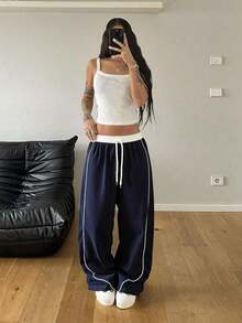 Pantalón Jogger Deportivo Azul Marino, Cintura Contraste Blanco Con Cordón, Diseño De Rayas Blancas Laterales, Contorno Favorecido De Caderas, Corte Amplio Holgado De Pierna Ancha, Tejido Suave Algodón, Estilo Urbano Streetwear Casual Juvenil - Azul marino - Ver 8