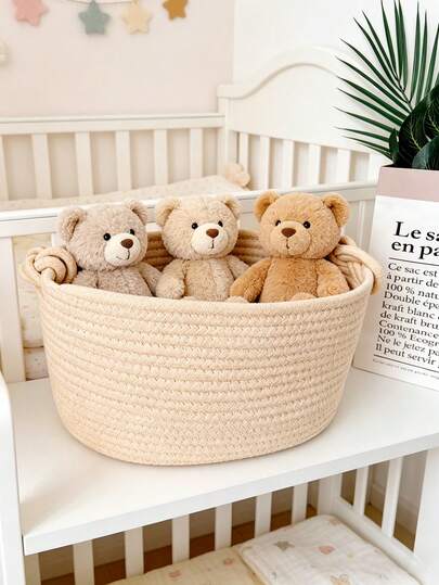 1 chiếc giỏ đựng đồ đan bằng dây cotton, dùng để đựng đồ chơi trẻ em và các vật dụng linh tinh.