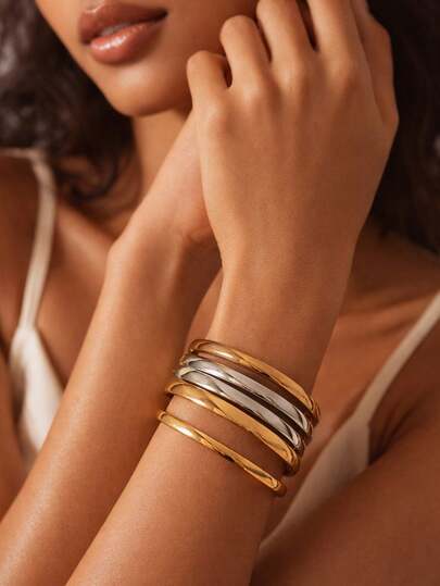 Vòng tay nữ bằng thép không gỉ mạ vàng 18K PVD, kiểu dáng tối giản, khóa bản lề hình vòm, chống thấm nước và chống oxy hóa, có thể đeo nhiều vòng cùng lúc, thiết kế kiểu đồng xu cổ điển, phù hợp để đeo hàng ngày.