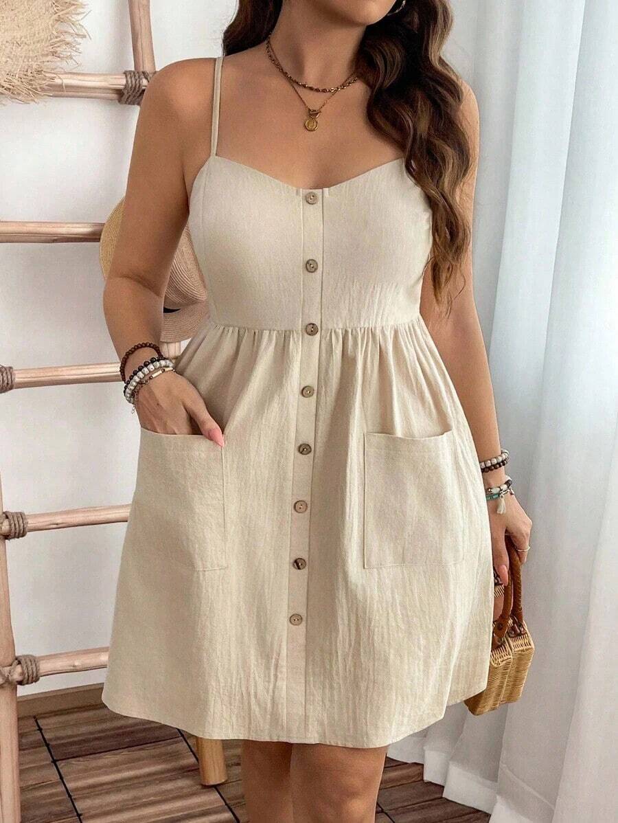 Vestido corto de algodón texturizado para mujer talla grande, tirantes finos y escote corazón.Diseño con botones frontales, bolsillos dobles y cintura definida con silueta A-line.Cómodo y fresco, ideal para uso diario, salidas casuales y vacaciones de verano. - Caqui - Ver 1
