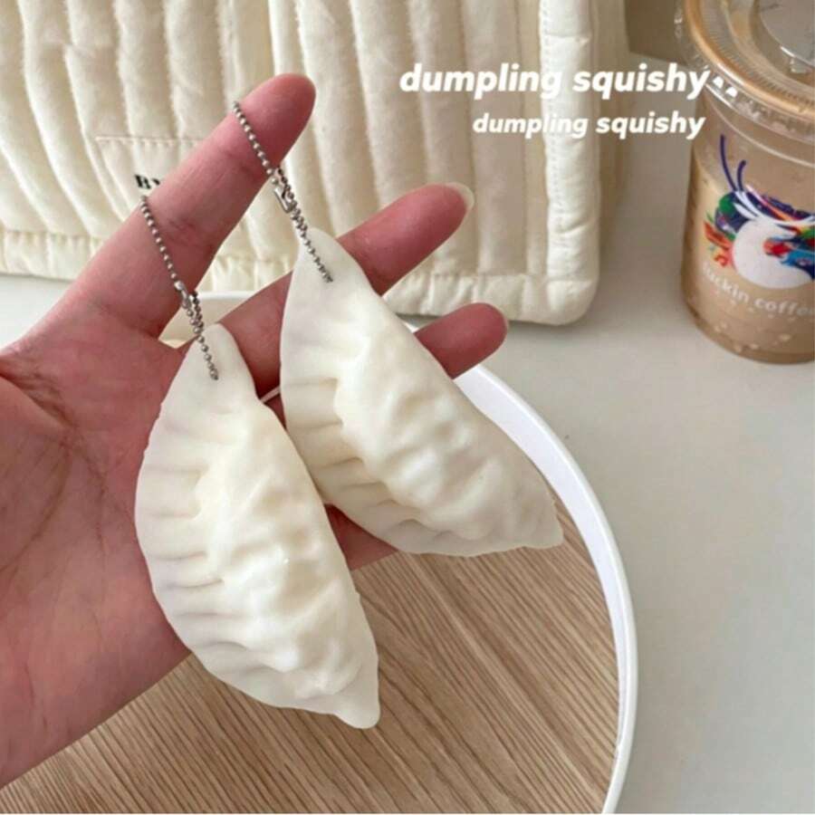 1个软绵绵的饺子造型减压玩具，趣味解压吊坠