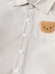 Conjunto de verão infantil com 2 peças: camiseta de manga curta e shorts casuais leves e respiráveis com estampa de urso em cores sólidas. Ideal para presentear e com estilo divertido para momentos de lazer ao ar livre. - Damasco - Ver 6