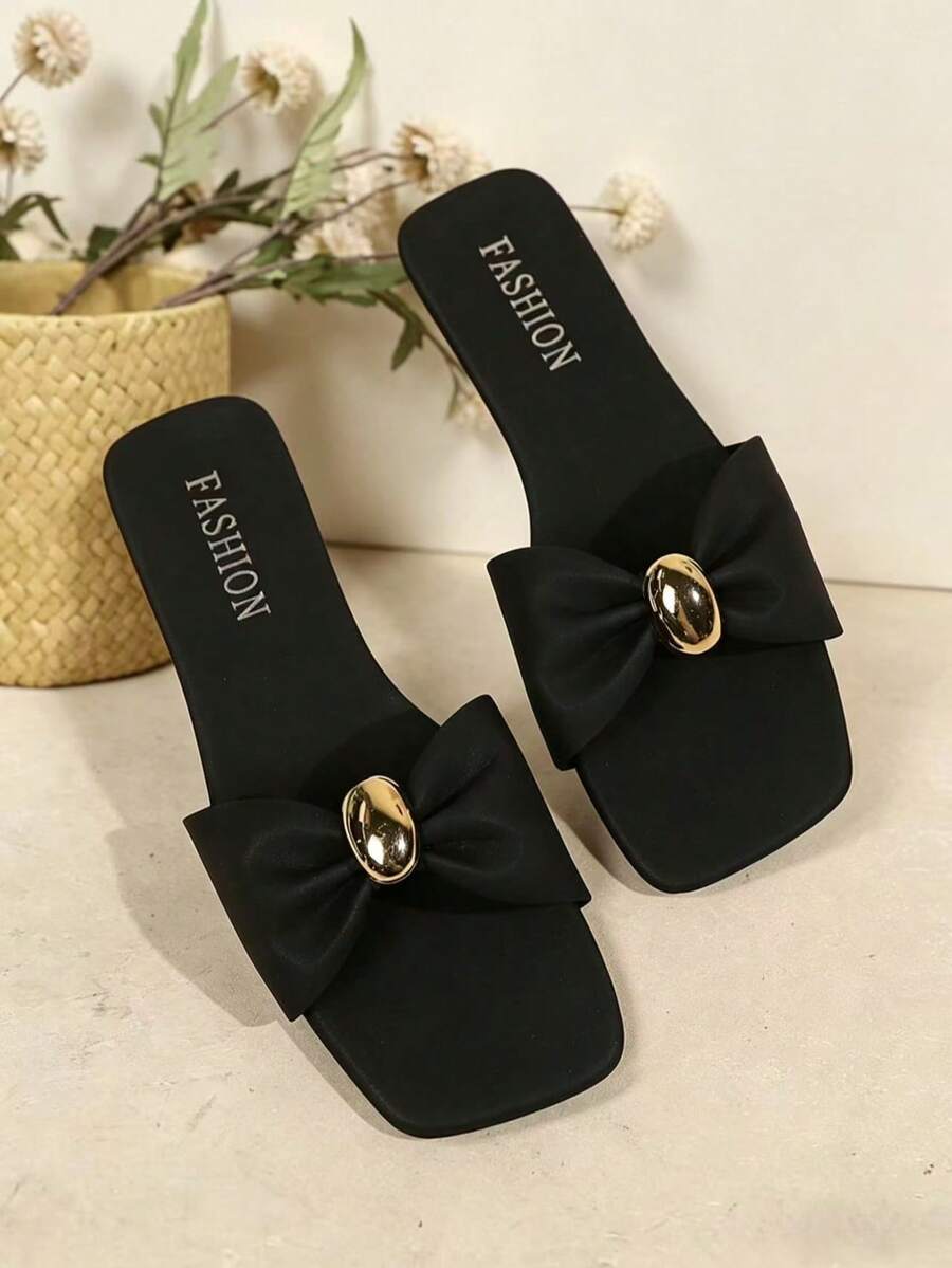 Sandal đế bằng nữ có nơ, chất liệu da PU màu trung tính, kiểu dáng xếp ly/bèo nhún, mũi vuông, đế mềm nhẹ, hàng mới về mùa hè. - màu đen - Xem 1