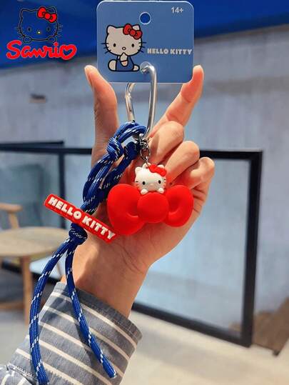 SANRIO 家庭蝴蝶结系列手绳扣，饰以银色金属扣，蓝色编织绳上点缀着白色圆点，红色蝴蝶结玩偶，红色标签印花，触感舒适，图案生动可爱，非常适合挂在钥匙、包包上，或作为桌面装饰，为您的物品增添趣味。是粉丝、收藏家、学生、青少年的理想之选，也是送给朋友/爱人或生日的精美礼物。