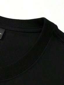 T-shirt da uomo 100% cotone: un capo casual ed elegante a maniche corte con un design che la rende la scelta perfetta per Pasqua. Caratterizzata da un grazioso motivo con un coniglietto con gli occhiali accanto a colorate uova di Pasqua, questa t-shirt unisex è ideale per feste pasquali e outfit da festival. - Nero - Visualizzare 6