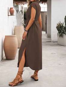 Vestido estilo camisa para mujer, de color morado oscuro, con cuello solapa y mangas cortas tipo hombros al descubierto.Diseño con botones frontales, bolsillo en el pecho y cintura ajustable con cordón.Falda larga con abertura frontal, cómoda y versátil.Ideal para uso diario, trabajo y salidas casuales. - Café integral - Ver 2