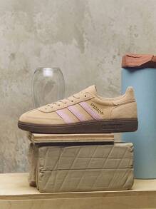 Adidas Handball Spezial W 女款运动鞋 经典复古 轻便合成缓震 柔软贴合 透气舒适 多功能 健身房 步行 街头 日常 浅棕色 粉色 JI2651 - 砂岩/透明粉紅色 - 查看 1