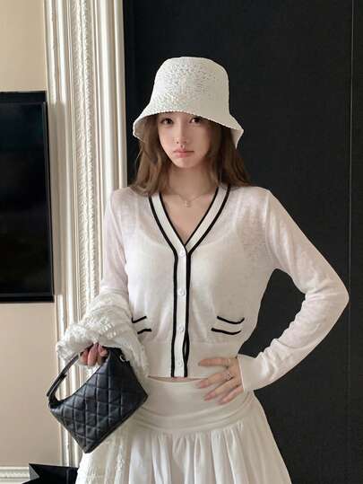 2026早春新款V领长袖针织开衫，黑白撞色设计，轻盈休闲甜美夏季防晒上衣，学院风撞色口袋装饰，适合情人节、返校季、婚礼季、音乐节等场合，娇小身材女性也能轻松驾驭，尽显优雅街头Y2K风尚。