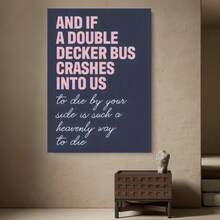 Framed Lienzo artístico con marco de madera de , fondo azul profundo y el gran texto rosa "AND IF A DOUBLE DECKER BUS CRASHES INTO US" en la parte superior junto a una escritura cursiva blanca más pequeña que dice "to die by your side is such a heavenly way to die". Ideal para crear un ambiente romántico en dormitorios, agregando encanto literario al estudio o como decoración única en salas; listo para colgar. Decoración del hogar, Estilo Literario, Vintage Bohemio, - Enmarcado - Ver 3