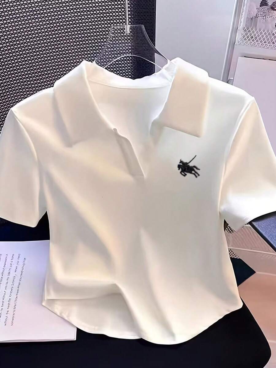 Áo polo nữ tay ngắn dáng lửng với họa tiết thời trang, chất liệu co giãn tốt, thích hợp cho trang phục thường ngày và công sở mùa hè, màu trắng. - trắng - Xem 1