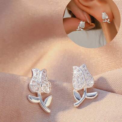 一对镶满水钻的郁金香银色耳钉，简约3D立体花朵耳环，适合日常佩戴、上学、约会、轻度派对等场合。